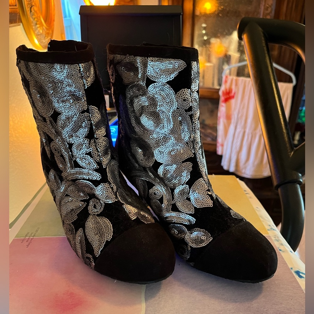 Joan Boyce size 7 black and silver metallic cute very good shape